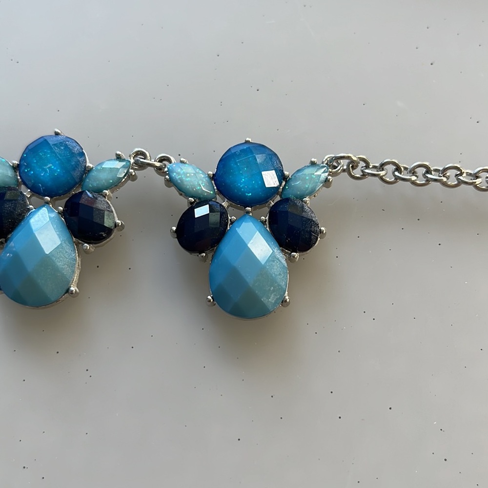 Charming Charlie 3 toned blue necklace on silver chain, costume jewelry - Picture 3 of 5